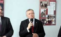 Wystawa zdjęć prezentująca działalność śp. Lecha Kaczyńskiego w Miejskiej Bibliotece Publicznej w Limanowej 11.04.2014