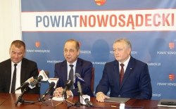 Konferencja prasowa dot. podniesienia standardu bezpieczeństwa na drodze powiatowej Limanowa – Nowy Sącz, Nowy Sącz, 17.07.2015r.
